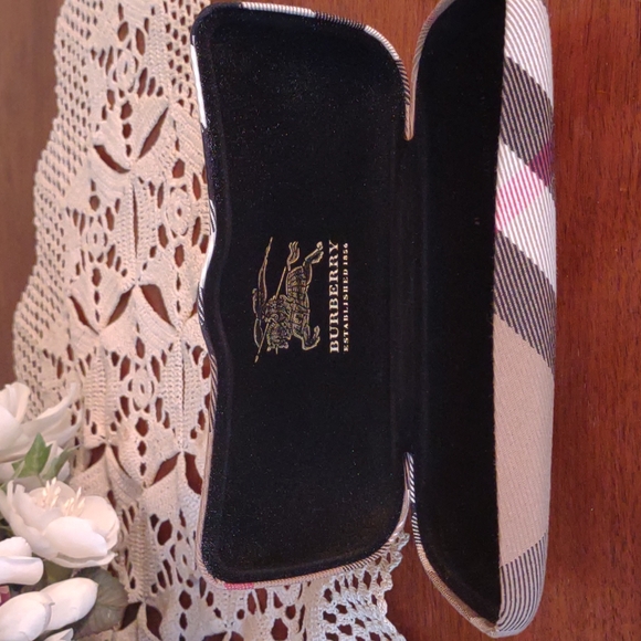 Burberry Nova Check Sunglass Case - Picture 5 of 7